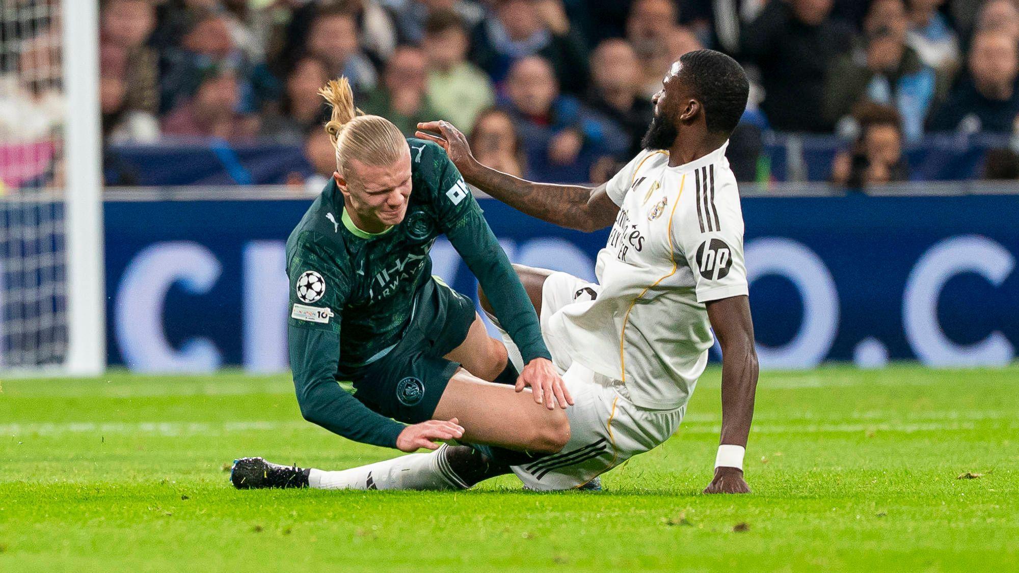 Erling Haaland und Antonio Rüdiger stoßen bei einem Zweikampf zusammen.