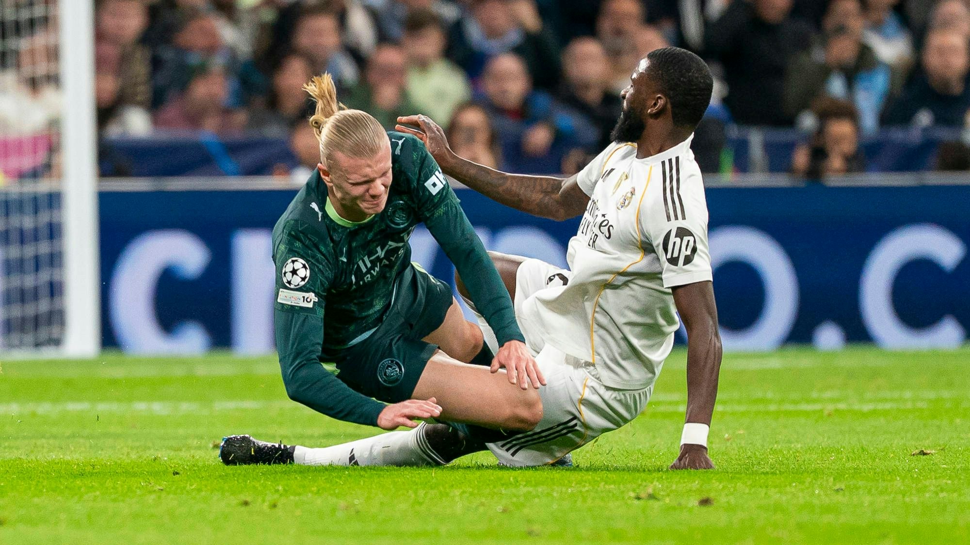 Erling Haaland und Antonio Rüdiger stoßen bei einem Zweikampf zusammen.