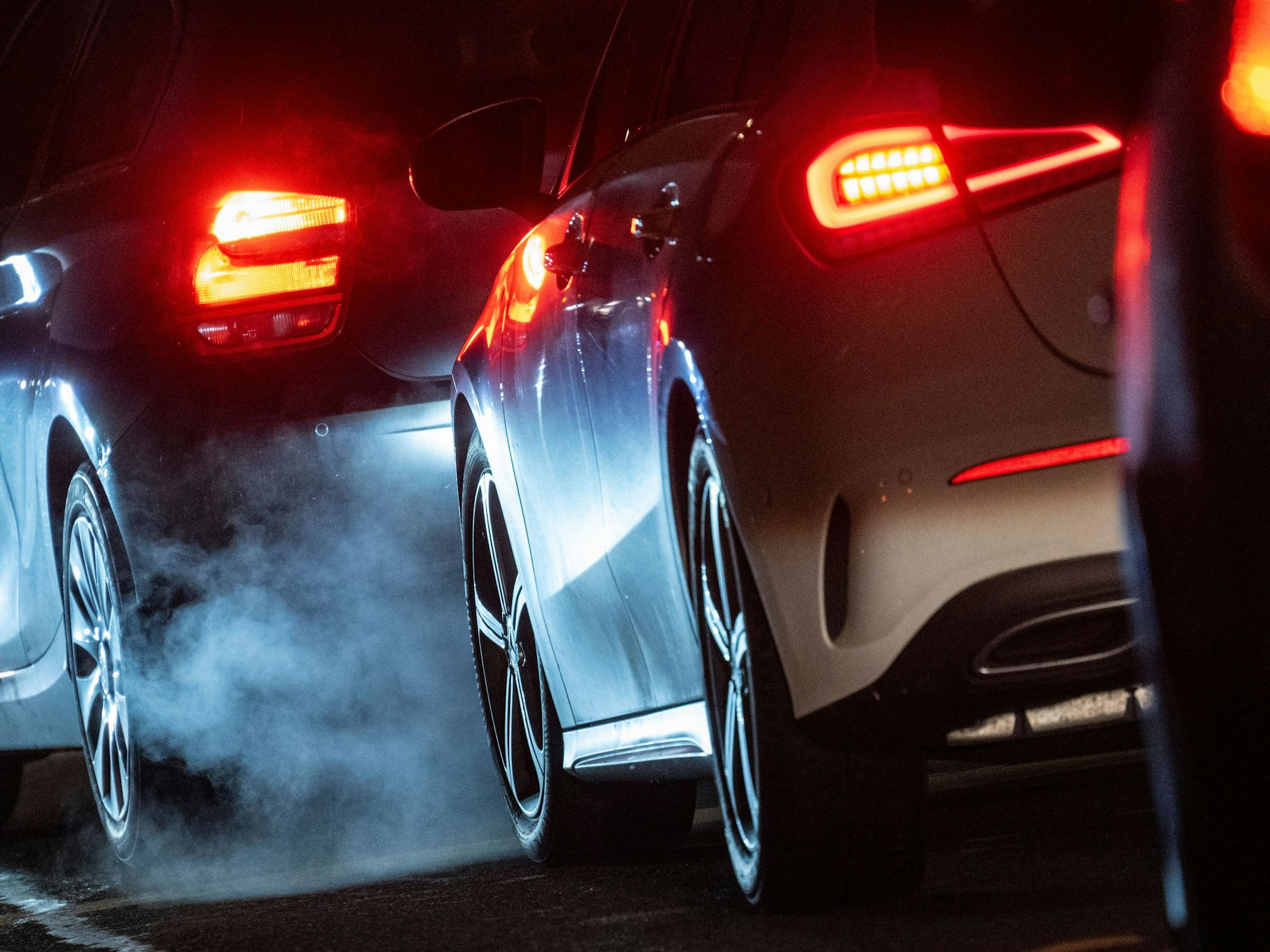 ARCHIV - 02.12.2025, Baden-Württemberg, Stuttgart: Autoabgase sind hinter einem Kraftfahrzeug im Straßenverkehr zu sehen. (zu dpa: «Weber: EU-Kommission wird Verbrenner-Aus zurücknehmen») Foto: Marijan Murat/dpa +++ dpa-Bildfunk +++