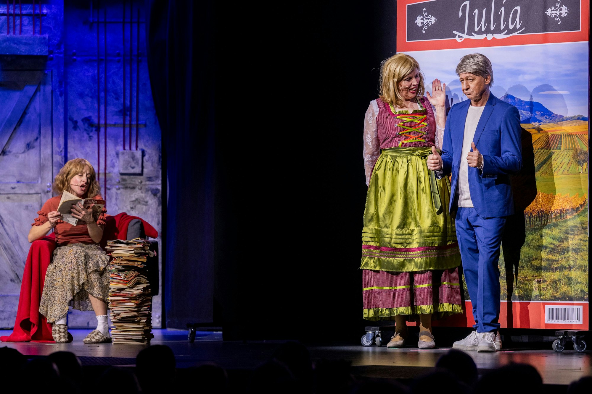 Aischa-Lina Löbbert liest den Groschenroman „Julia“ vor: Anne Rixmann spielt Klöckner, Günther Ottemeier Jörg Pilawa.