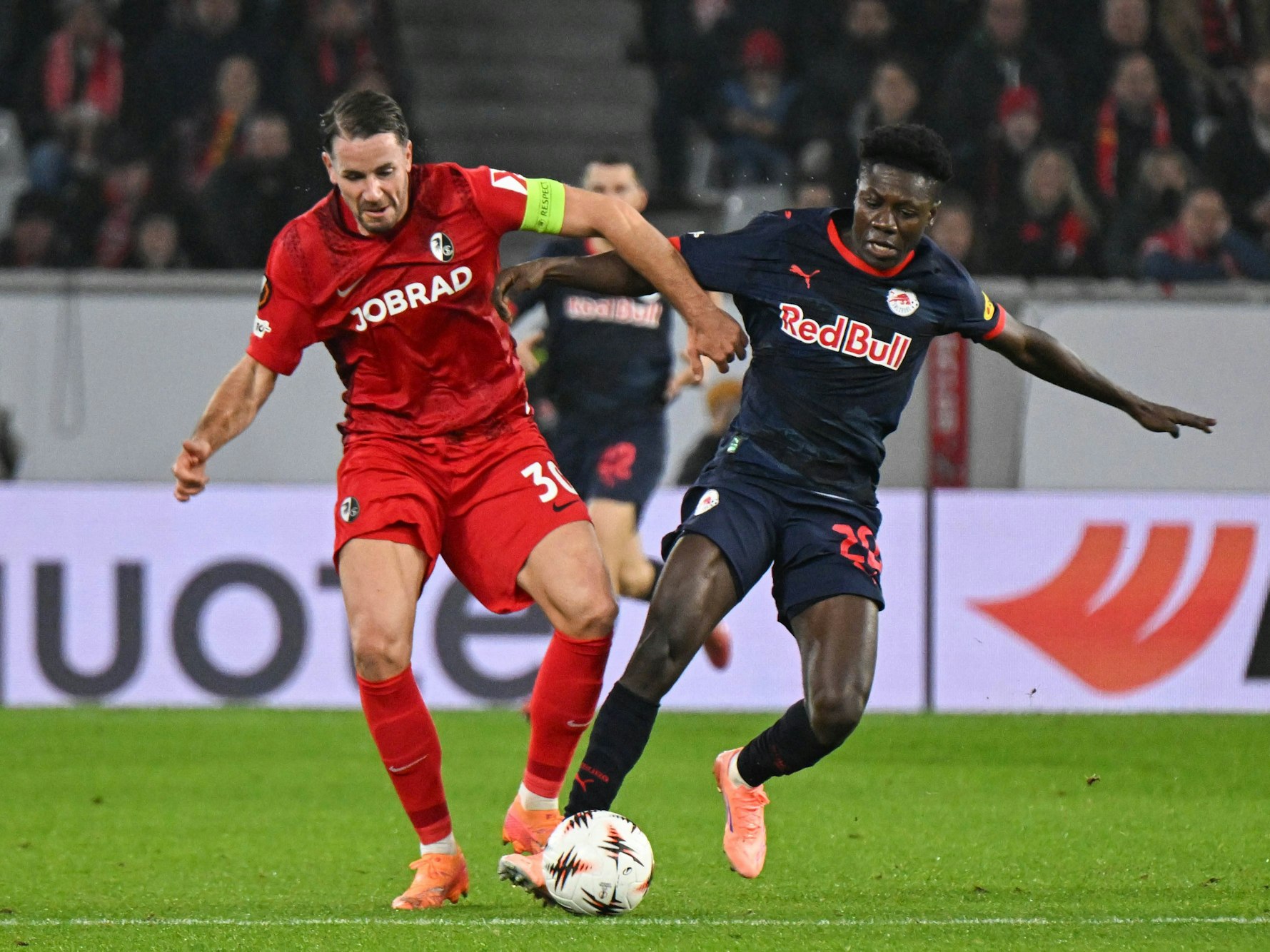 Christian Günter (l.) und Edmund Baidoo im Zweikampf um den Ball.