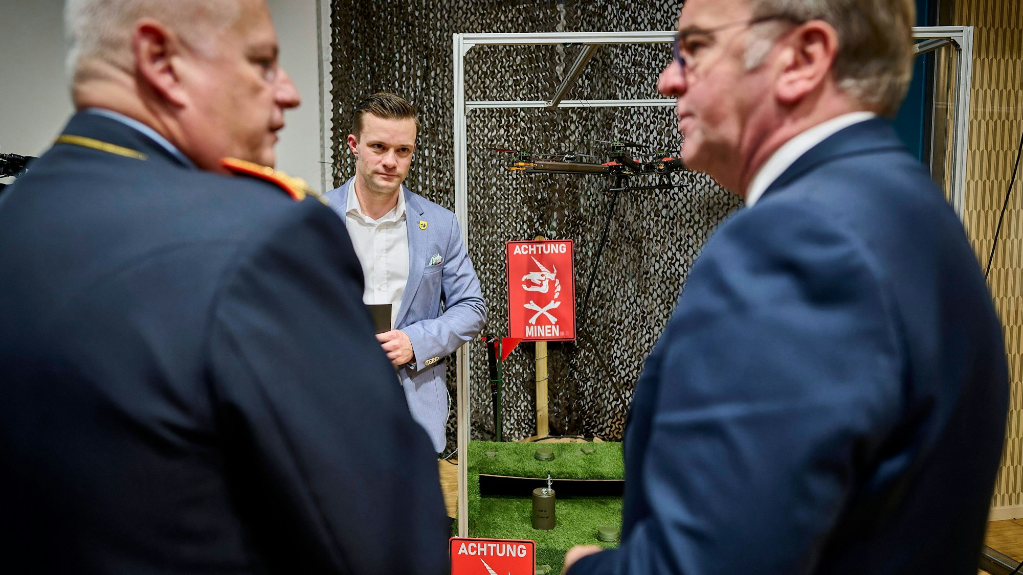 Boris Pistorius & Michael Vetter bei Militärtechnik-Präsentation