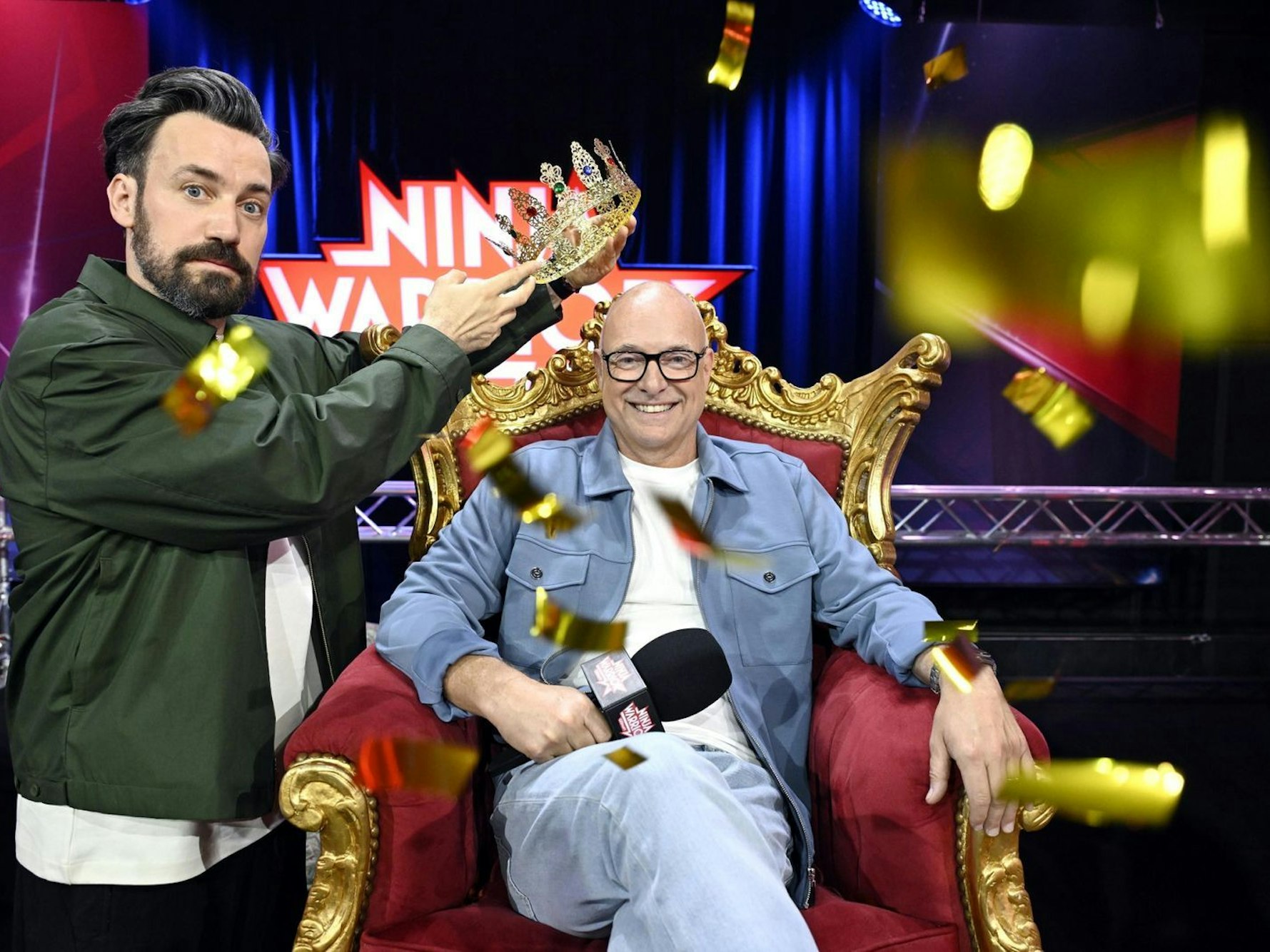 Frank Buschmann (rechts) war der „König“ von „Ninja Warrior Germany“. Jetzt dankte er als Moderator nach zehn Staffeln ab. Co-Moderator Jan Köppen war aufrichtig traurig. (Bild: RTL/Markus Hertrich)