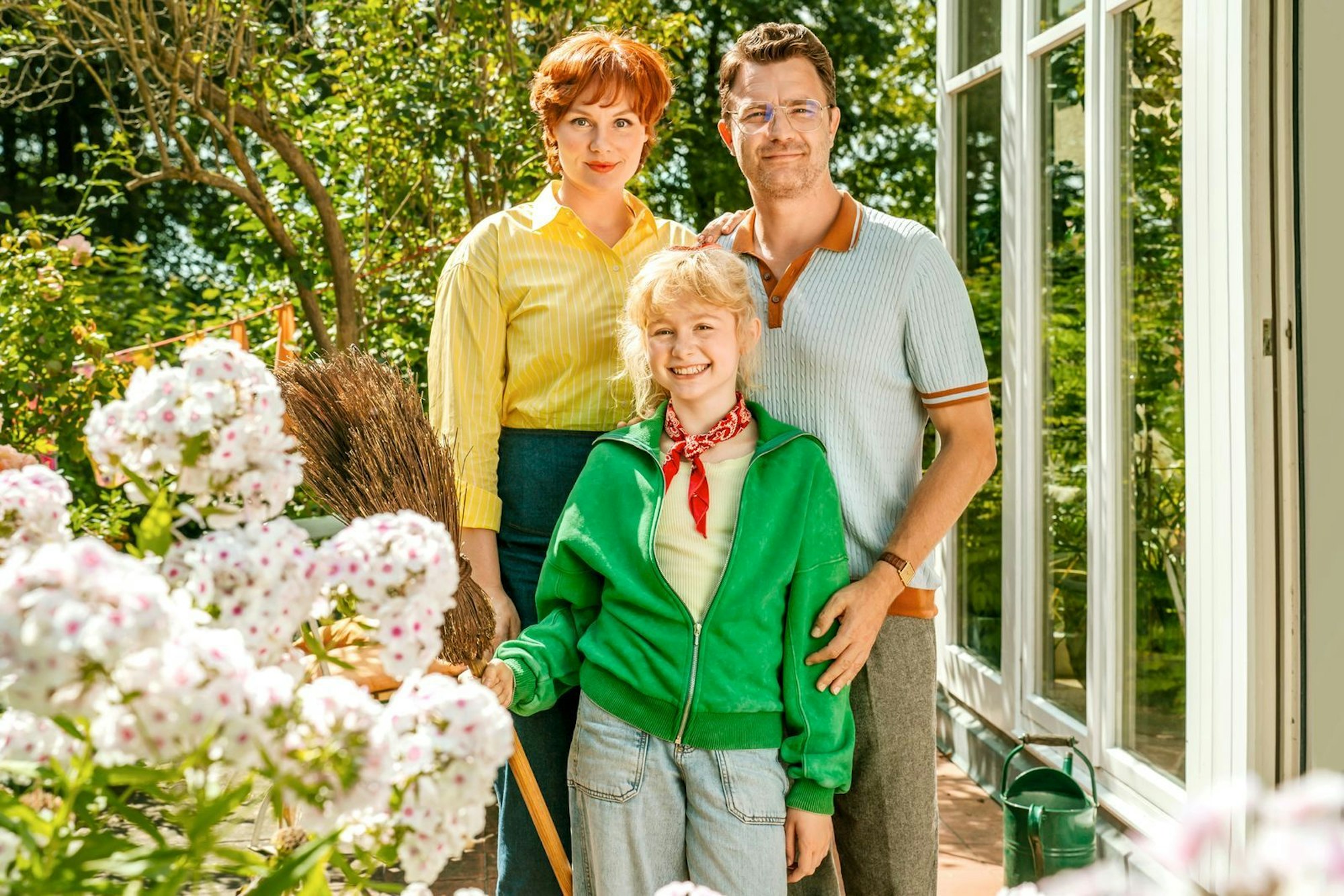 Bibi Blocksberg startet am 11. Dezember in ein neues Abenteuer. Ihre Mutter Barbara (Rosalie Thomass) und ihr Vater Bernhard (Friedrich Mücke) stehen hinter der jungen Hexe. (Bild: 2025 Wiedemann & Berg Film/Kiddinx Studios/EPO-Film/LEONINE Licensing/Marco Nagel)