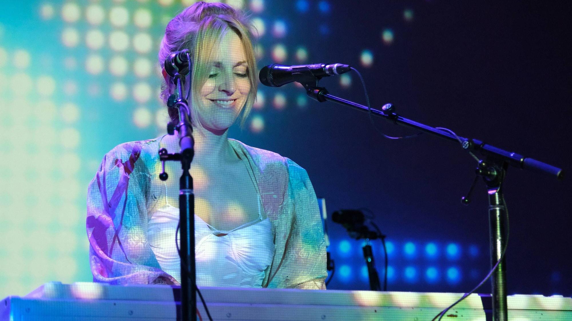Musikerin und Sängerin Agnes Obel sitzt am Klavier.