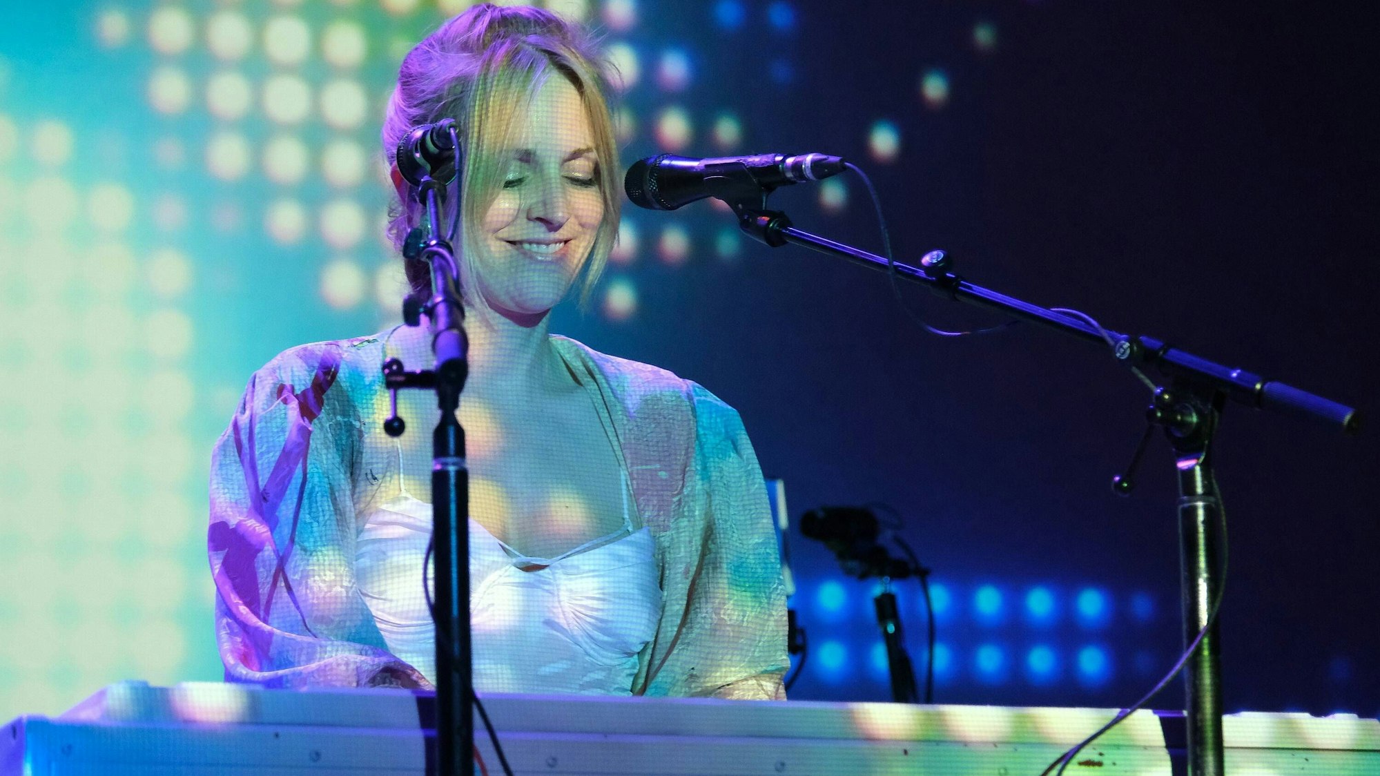 Musikerin und Sängerin Agnes Obel sitzt am Klavier.