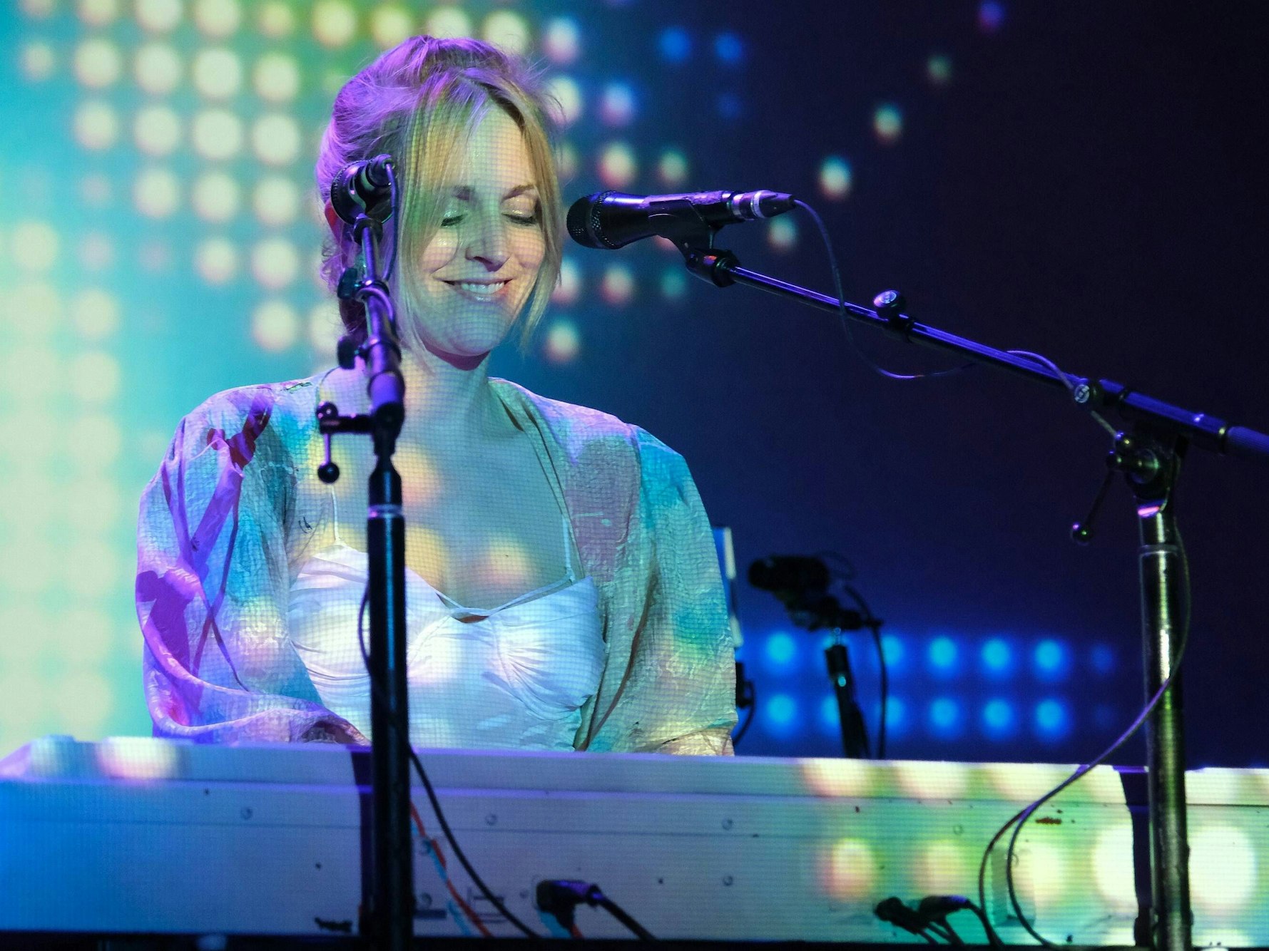 Musikerin und Sängerin Agnes Obel sitzt am Klavier.