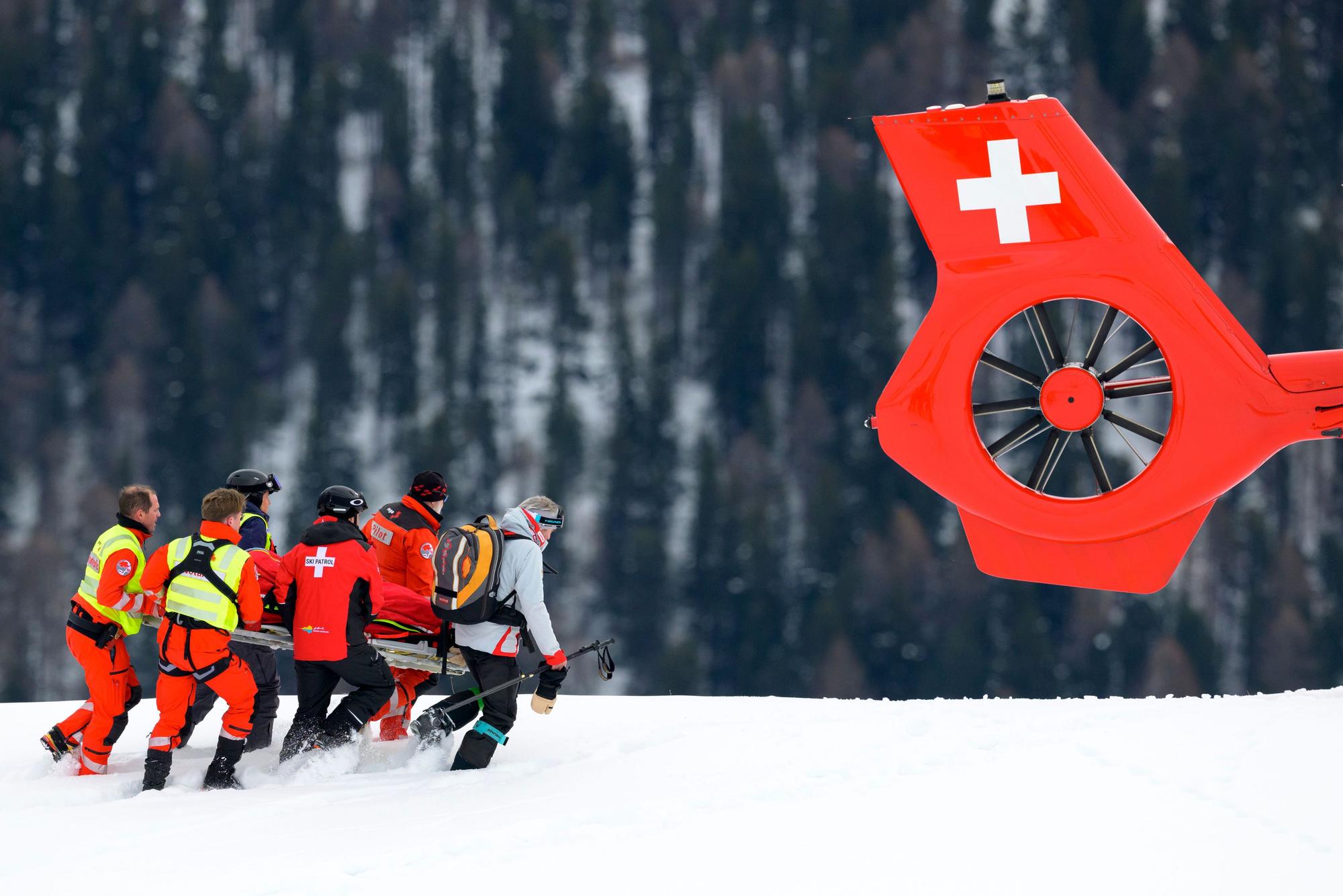 Michelle Gisin (Schweiz) wird nach einem Sturz auf einer Trage getragen und von einem Helikopter abtransportiert.