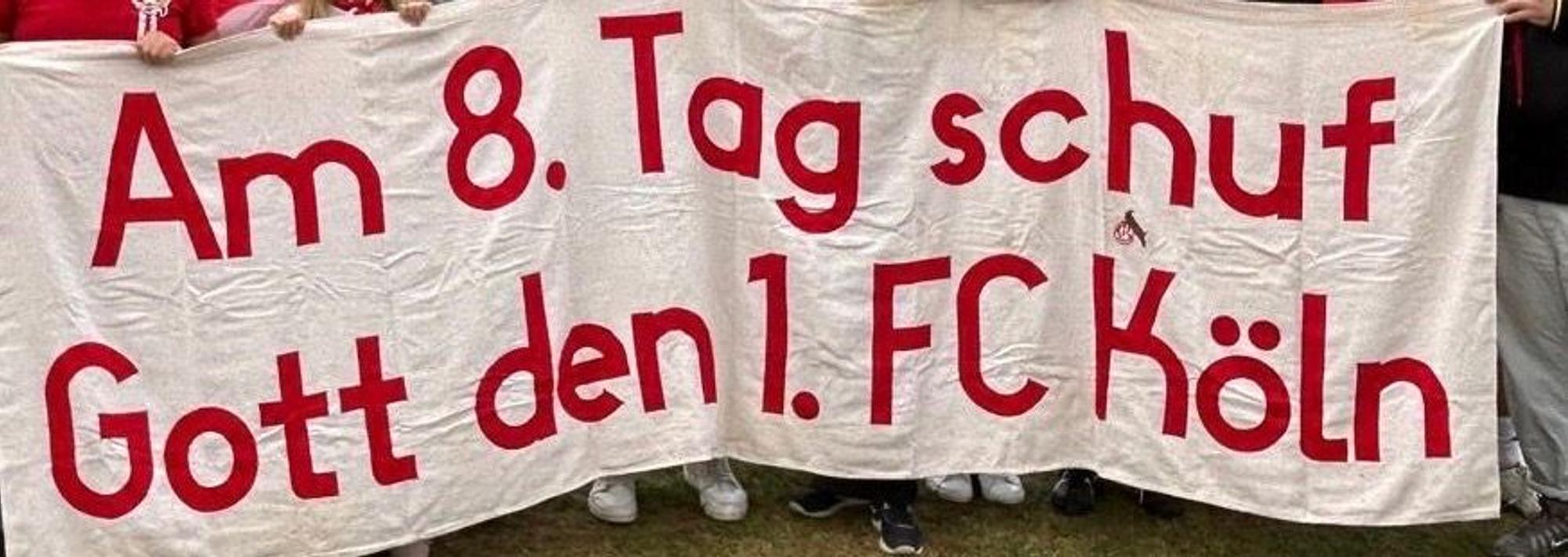 Auf einem Fan-Plakat steht der Spruch: „Am 8. Tag schuf Gott den 1. FC Köln“.