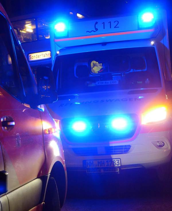 Feuerwehr und Notarzt im nächtlichen Einsatz.