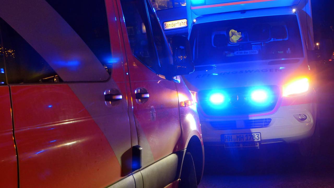 Feuerwehr und Notarzt im nächtlichen Einsatz.