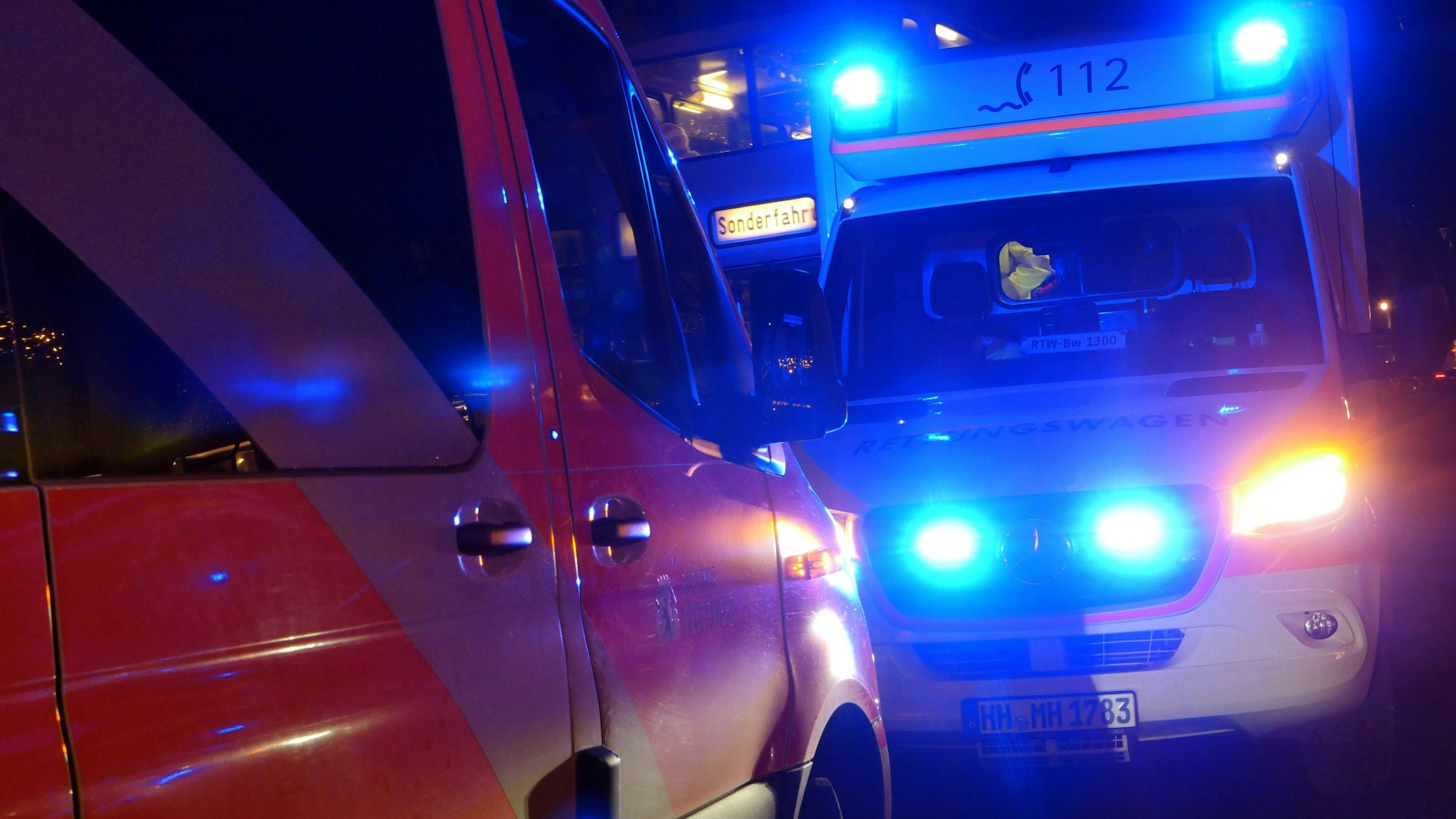 Feuerwehr und Notarzt im nächtlichen Einsatz.