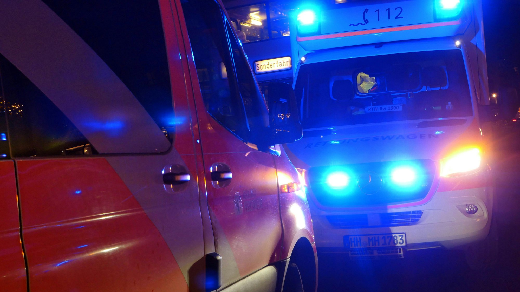 Feuerwehr und Notarzt im nächtlichen Einsatz in Berlin