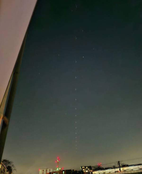 Zahlreiche Lichter, wie auf eine Kette gefädelt, sind am Himmel.
