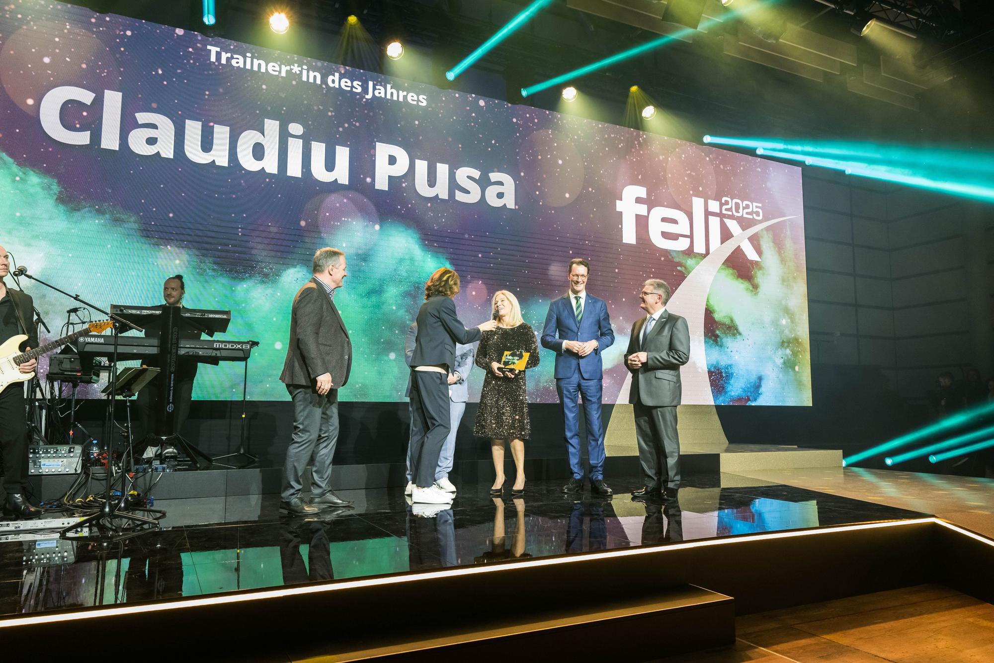 Das Bild zeigt die Verleihung des felix awards in der Kategorie Trainer des Jahres.