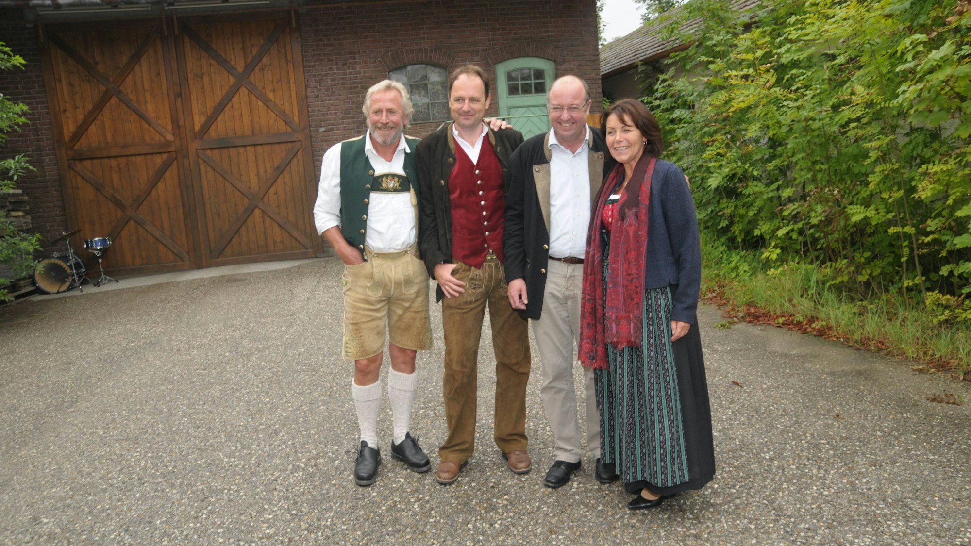 Hermann Giefer, Bernhard Ulrich, Heinrich Stadler und Brigitte Walbrun (von links) in Tracht.