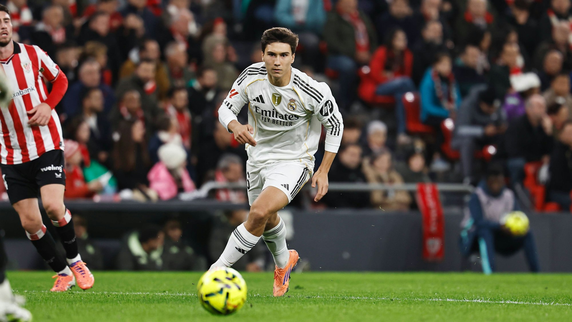 Gonzalo Garcia mit Ball in Aktion.