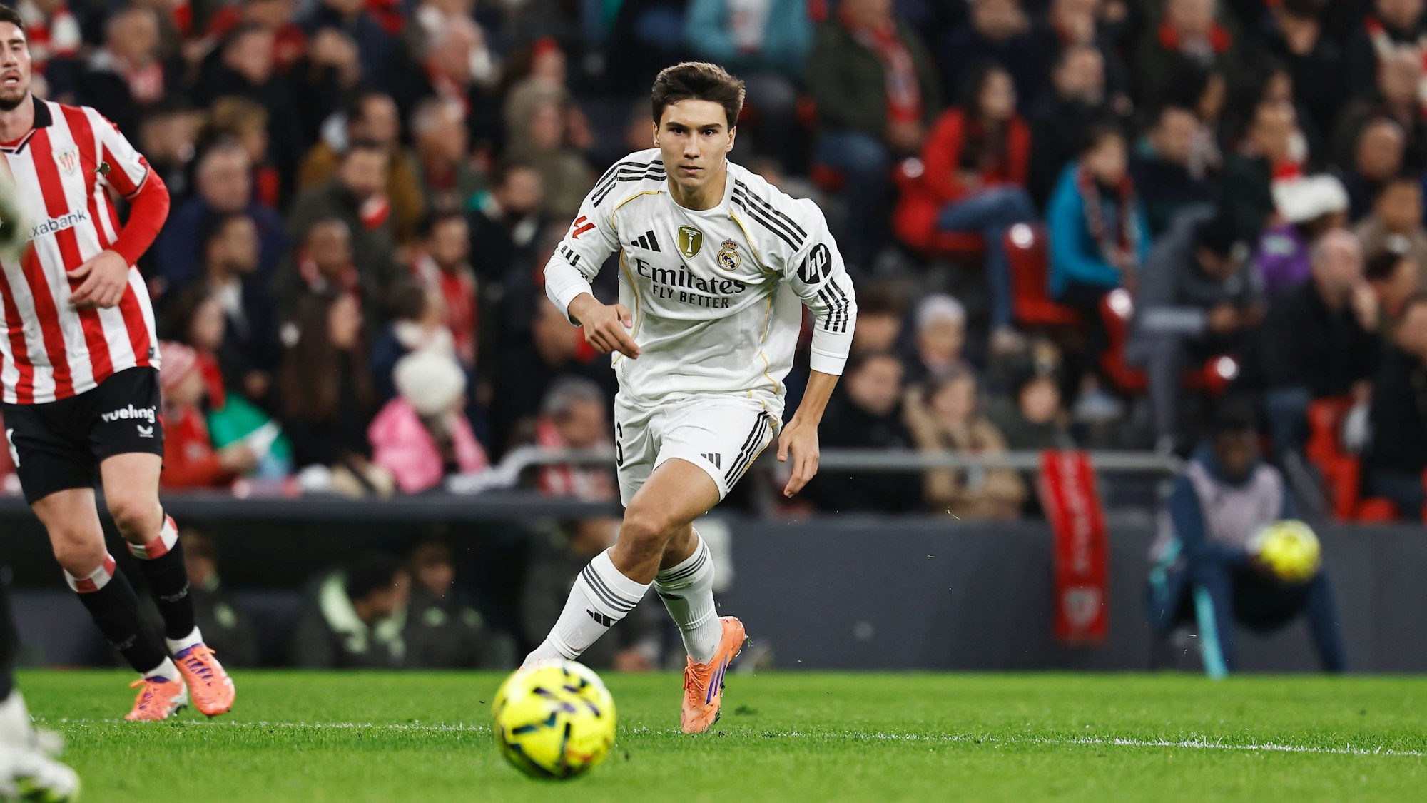 Gonzalo García für Real Madrid am Ball.