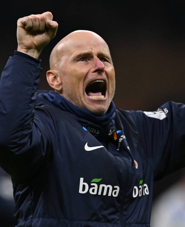 Nationaltrainer Stale Solbakken jubelt mit geballten Fäusten.