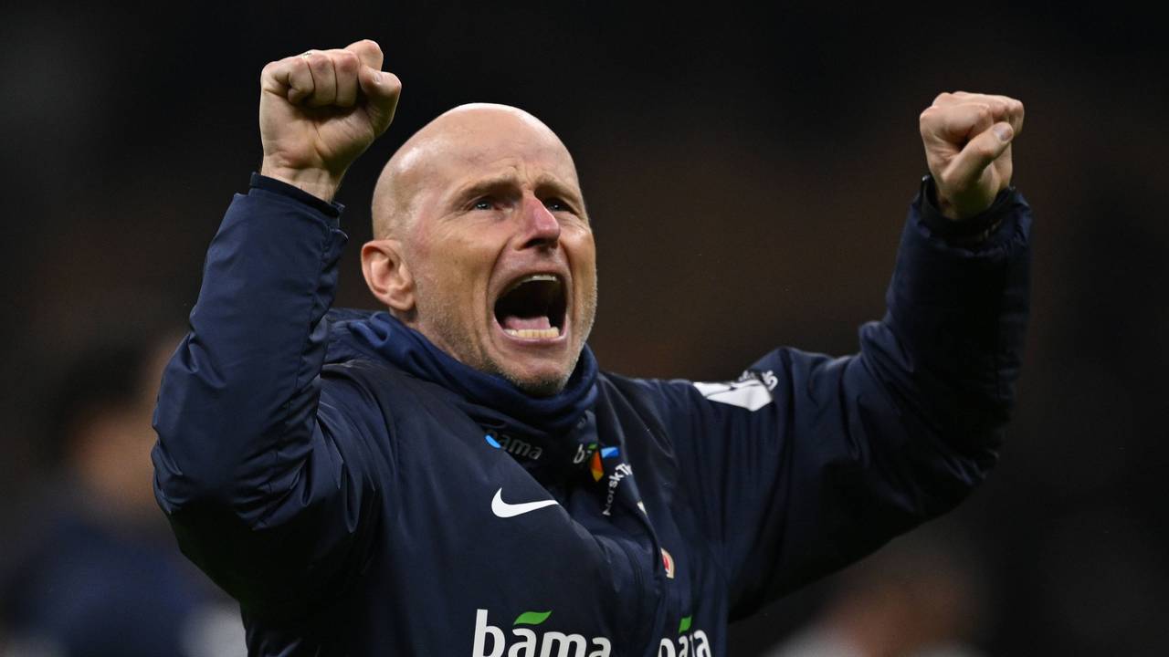 Nationaltrainer Stale Solbakken jubelt mit geballten Fäusten.