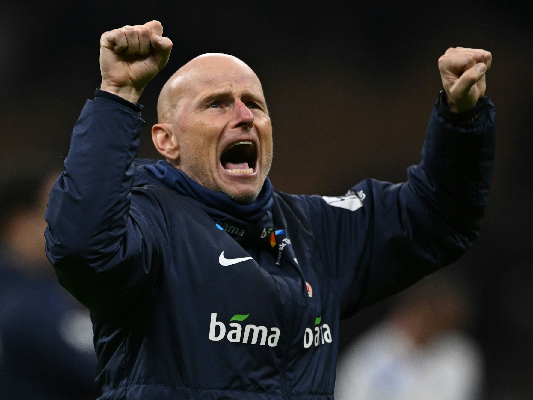 Nationaltrainer Stale Solbakken jubelt mit geballten Fäusten.
