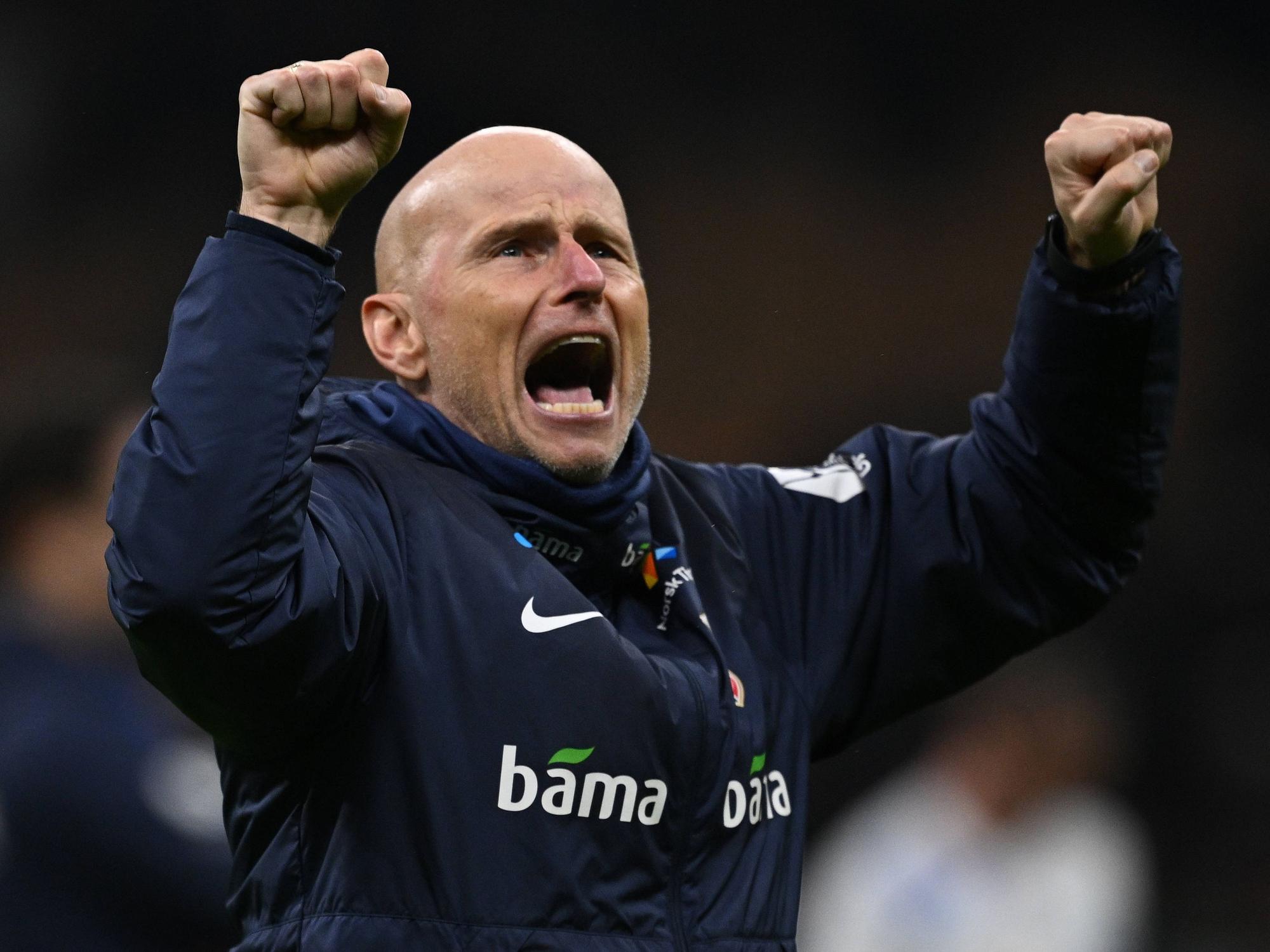 Nationaltrainer Stale Solbakken jubelt mit geballten Fäusten.
