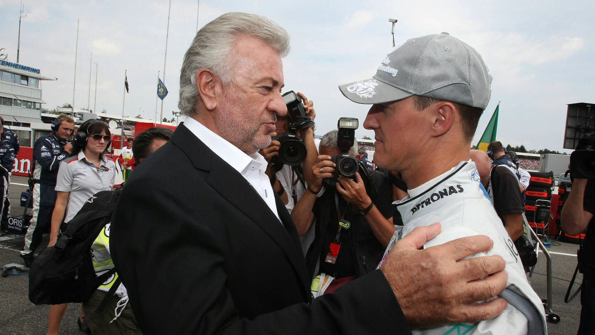 Manager Willi Weber (l.) und Michael Schumacher begrüßen sich.