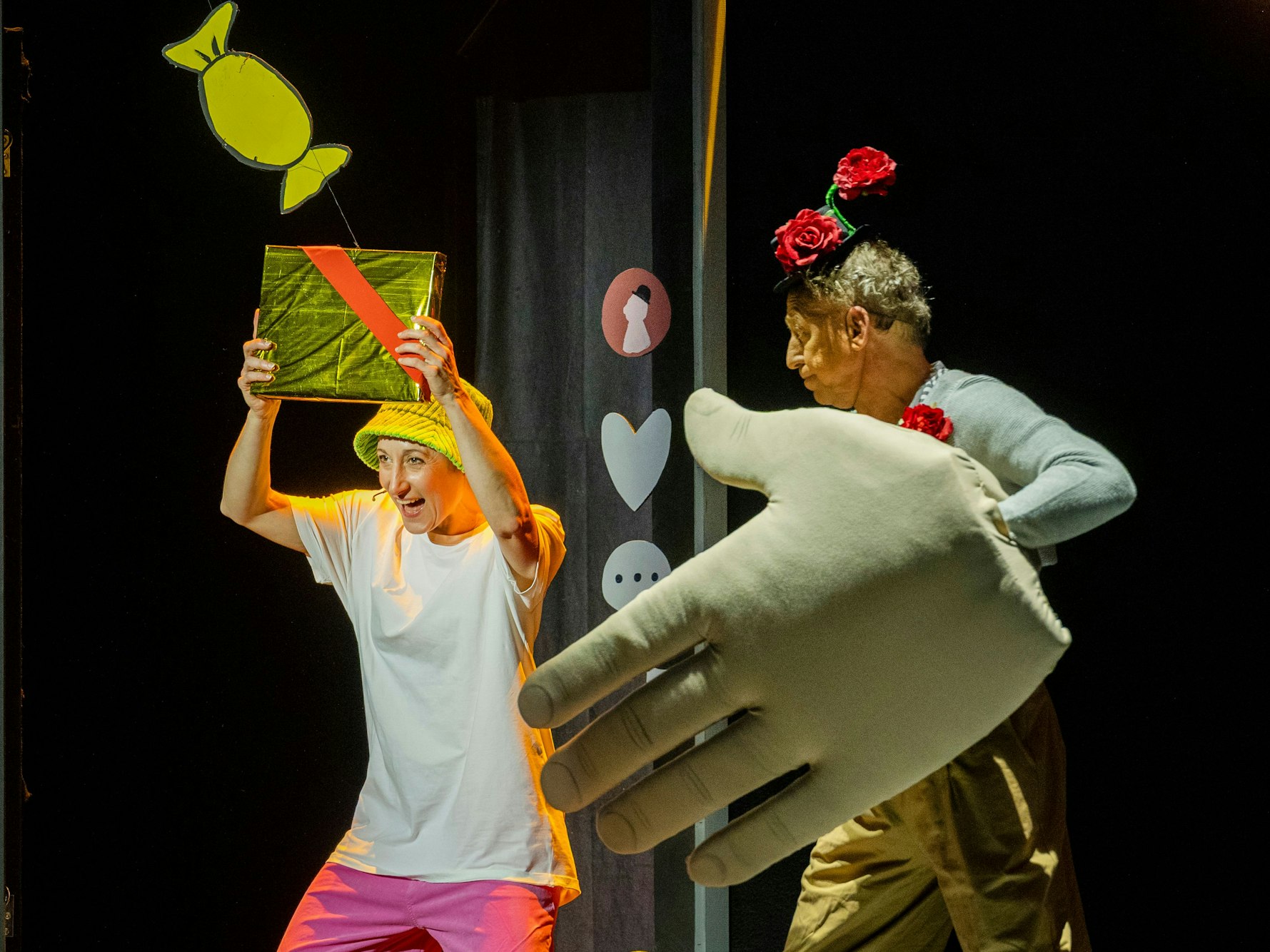 Die Hand einer Person steckt in einer riesigen Stoff-Hand.