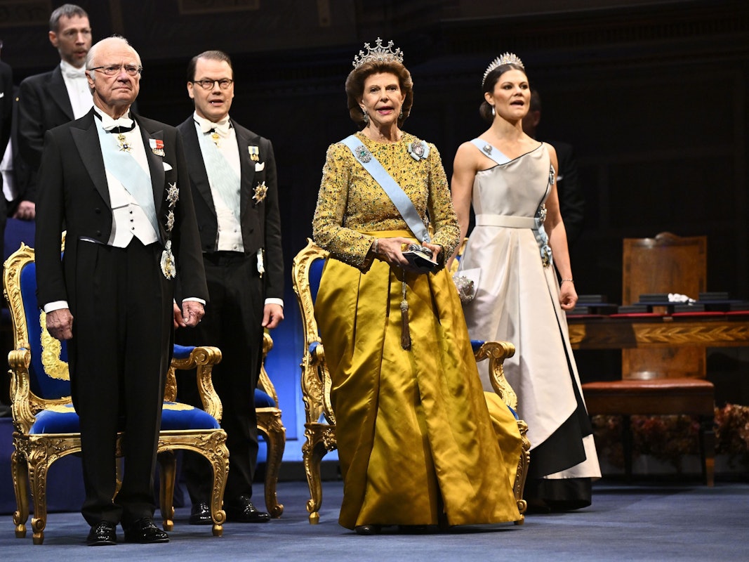 Schwedens König Carl Gustaf (l-r), Prinz Daniel, Königin Silvia und Kronprinzessin Victoria nehmen an der Nobelpreis-Verleihung in der Stockholmer Konzerthalle teil.