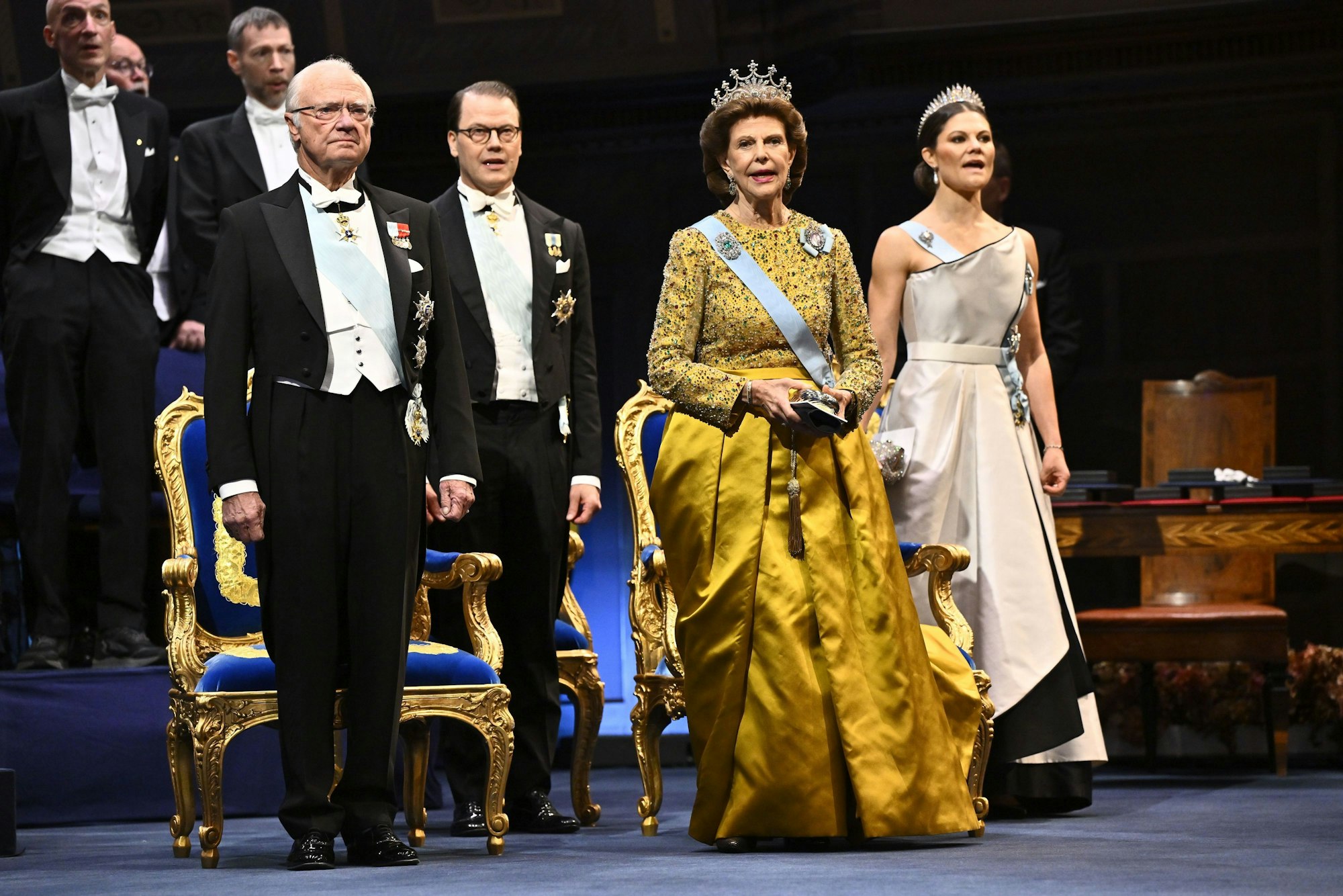 Schwedens König Carl Gustaf (l-r), Prinz Daniel, Königin Silvia und Kronprinzessin Victoria nehmen an der Nobelpreis-Verleihung in der Stockholmer Konzerthalle teil.