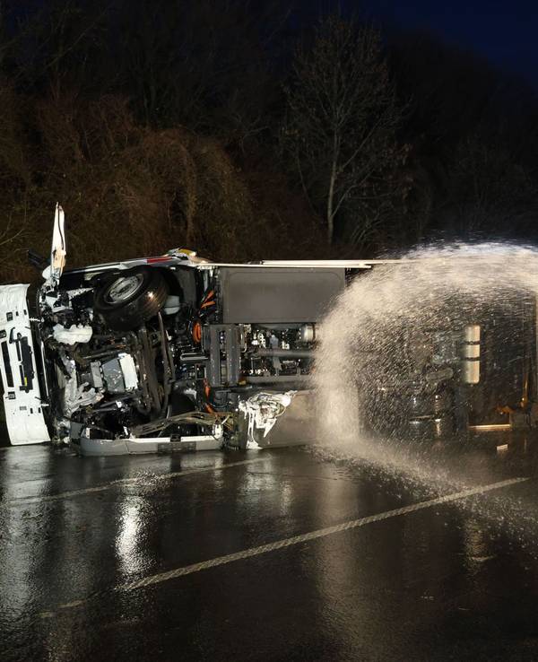 Ein Lastwagen liegt auf der Seite auf der Fahrbahn der A46. Nach dem Unfall eines Gefahrguttransporters ist die Autobahn 46 zwischen Wuppertal und Düsseldorf voll gesperrt. Es komme zu erheblichen Staus in beiden Richtungen, sagte ein Polizeisprecher