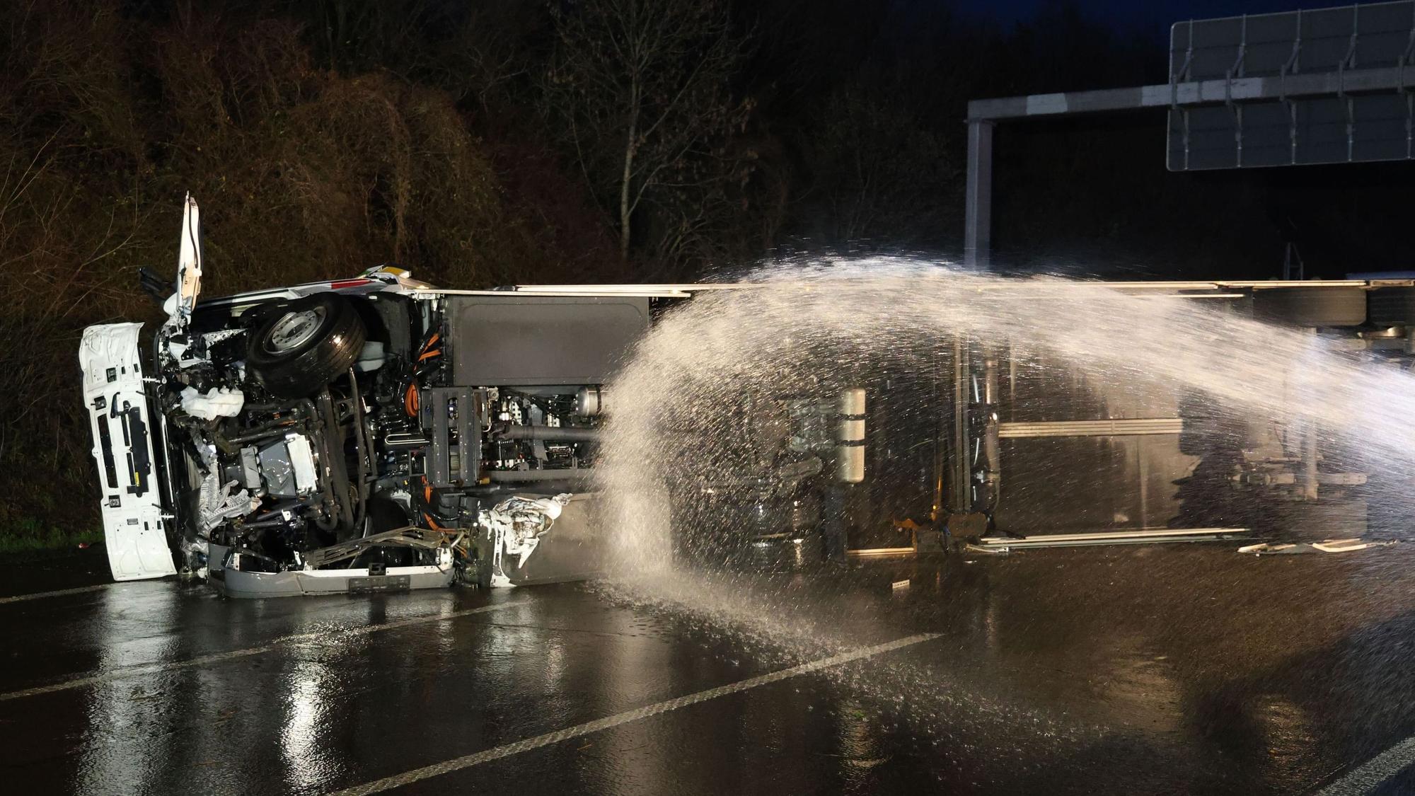Ein Lastwagen liegt auf der Seite auf der Fahrbahn der A46. Nach dem Unfall eines Gefahrguttransporters ist die Autobahn 46 zwischen Wuppertal und Düsseldorf voll gesperrt. Es komme zu erheblichen Staus in beiden Richtungen, sagte ein Polizeisprecher