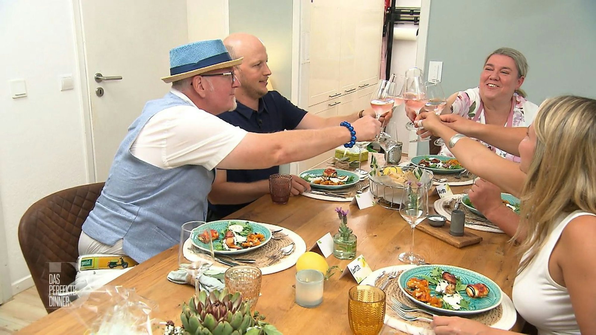 Auf die letzte Vorspeise der Woche muss natürlich angestoßen werden.
(Bild: RTL)