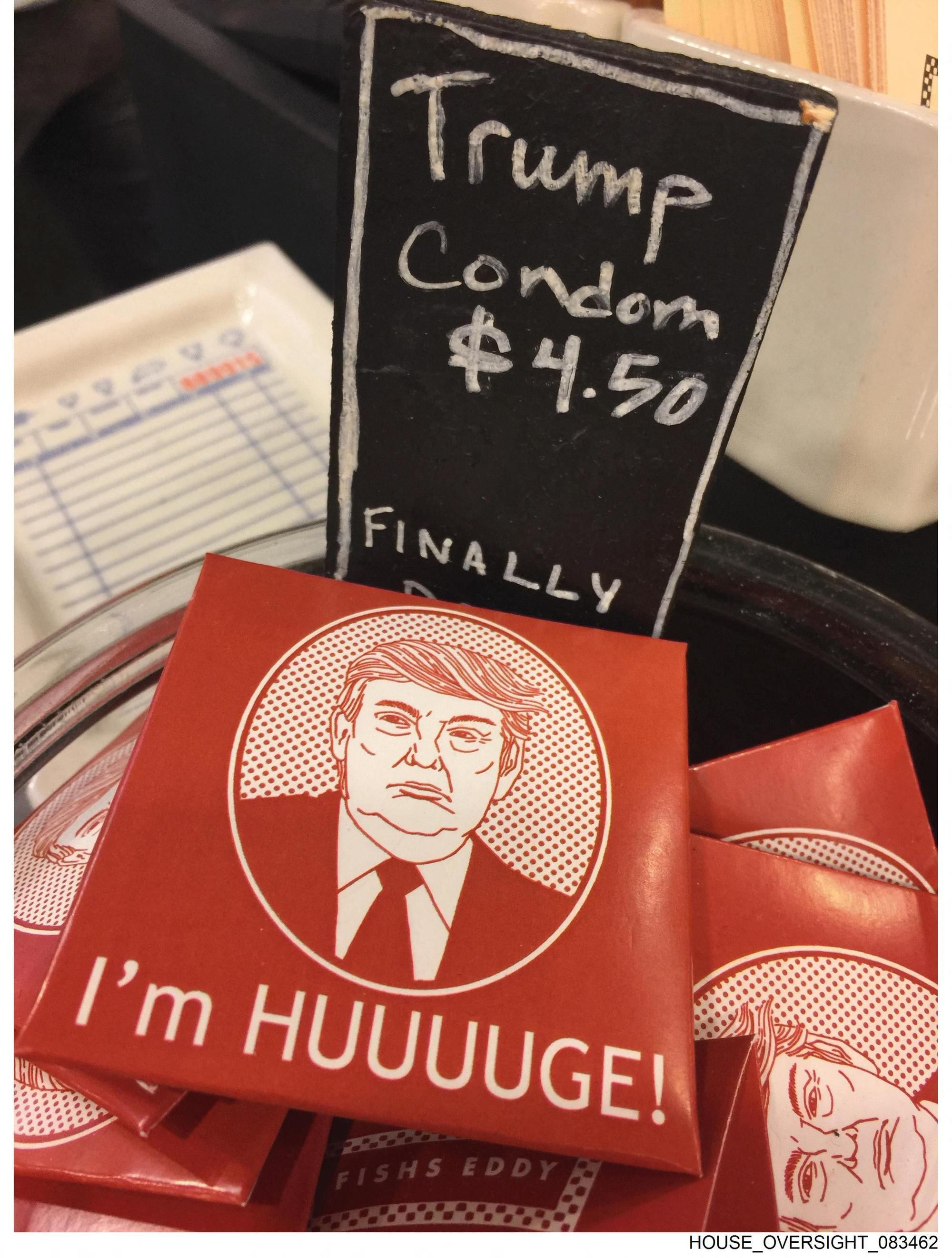 Kongressabgeordnete der Demokraten haben weitere Fotos aus dem Nachlass von Epstein veröffentlicht, darunter dieses „Trump-Kondom“.