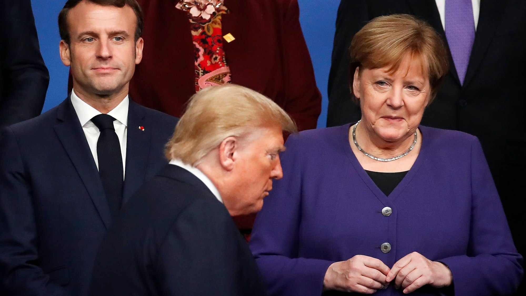 Die damalige Kanzlerin Angela Merkel neben US-Präsident Donald Trump (Mitte) und Frankreichs Präsident Emmanuel Macron im Dezember 2019.