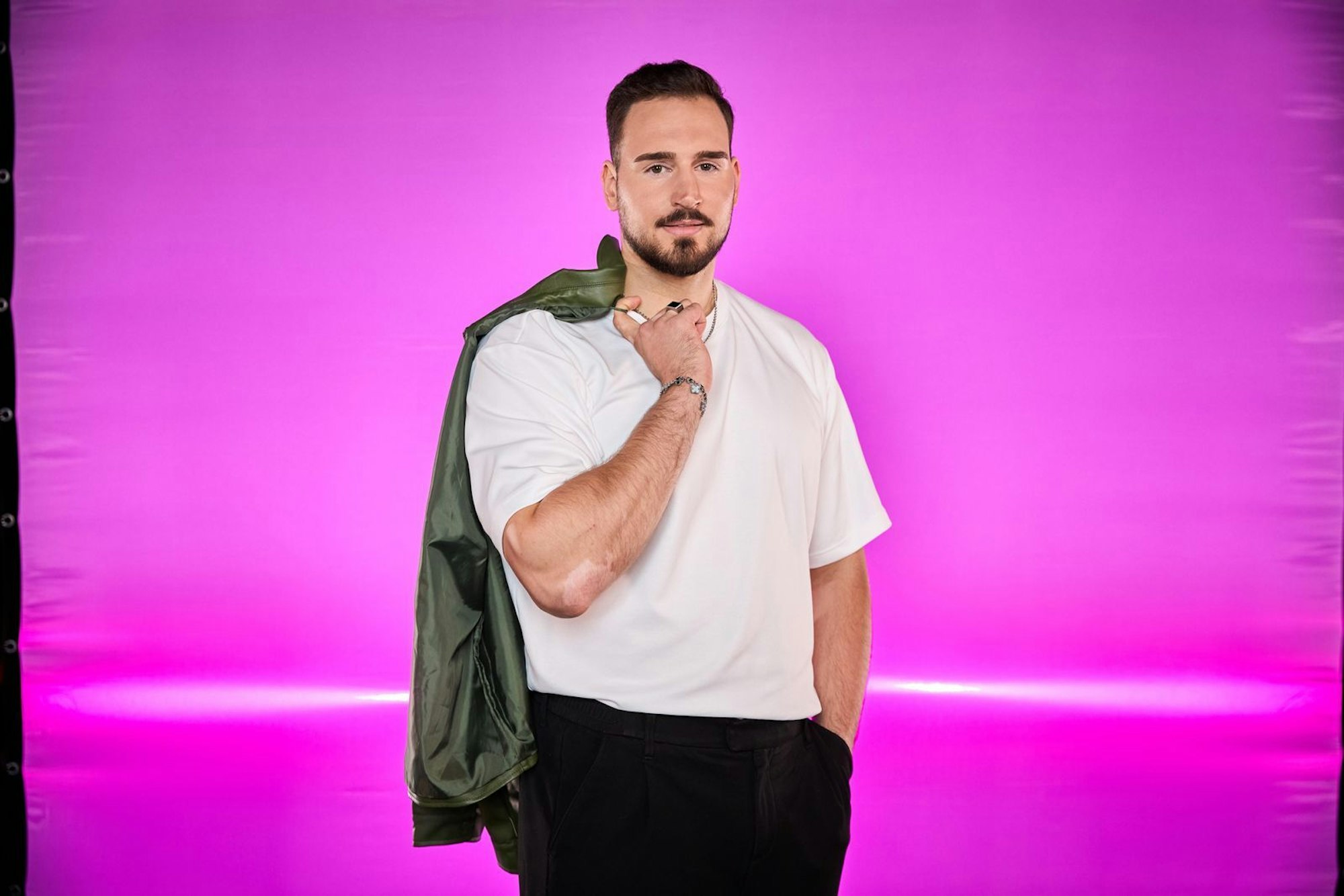 Darf seine Jacke nehmen: Marvin muss als erster die Villa verlassen. (Bild: RTL / Jörn Strojny)