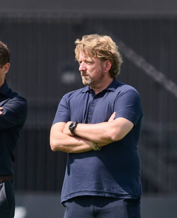 Lars Ricken, Geschäftsführer Sport (l) und Sven Mislintat, Technischer Direktor verfolgen das Training.