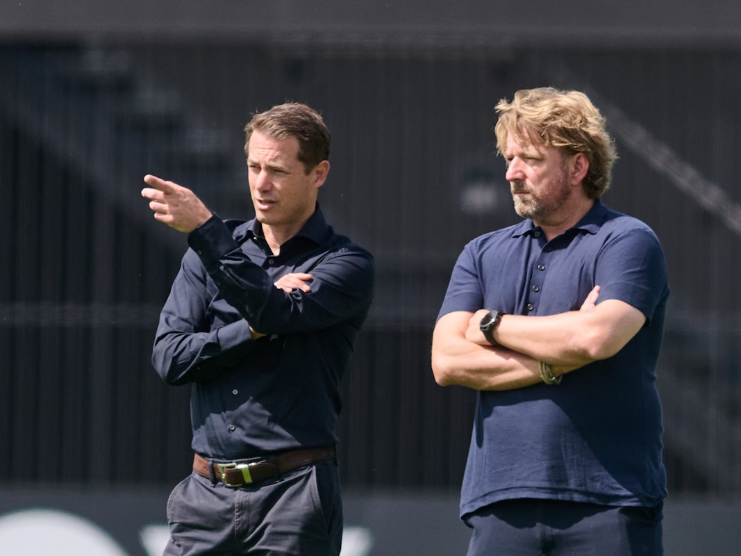 Lars Ricken, Geschäftsführer Sport (l) und Sven Mislintat, Technischer Direktor verfolgen das Training.