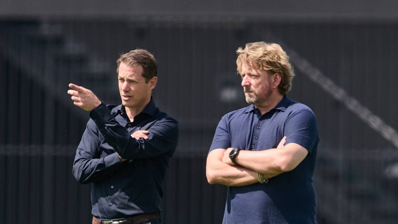 Lars Ricken, Geschäftsführer Sport (l) und Sven Mislintat, Technischer Direktor verfolgen das Training.