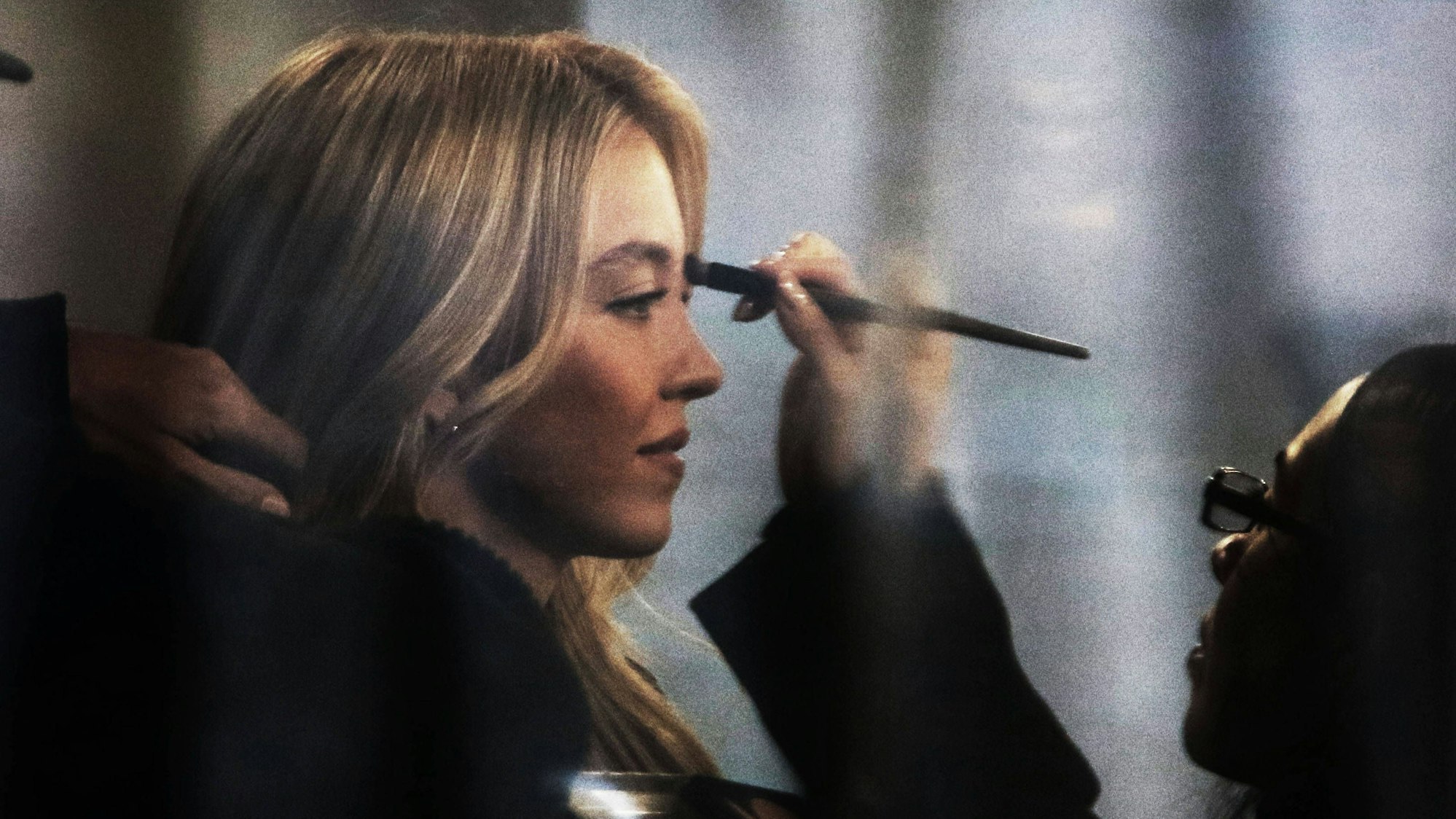 Sydney Sweeney bekommt ihr Make-up aufgetragen.