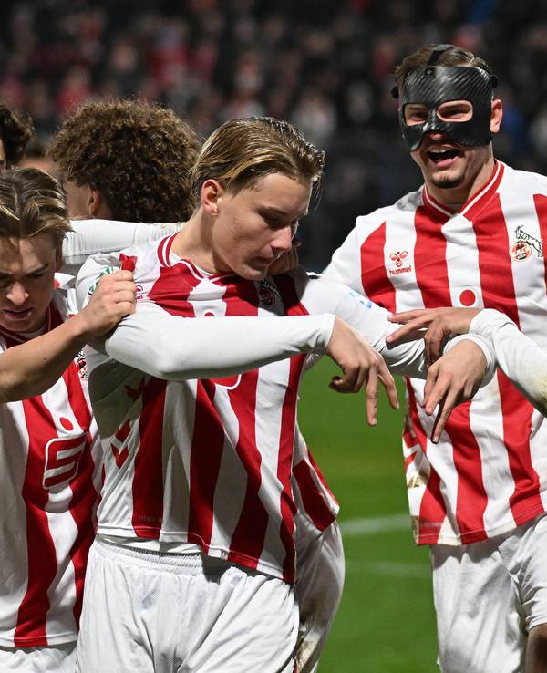 Die Spieler der U19 des 1. FC Köln jubeln gemeinsam.