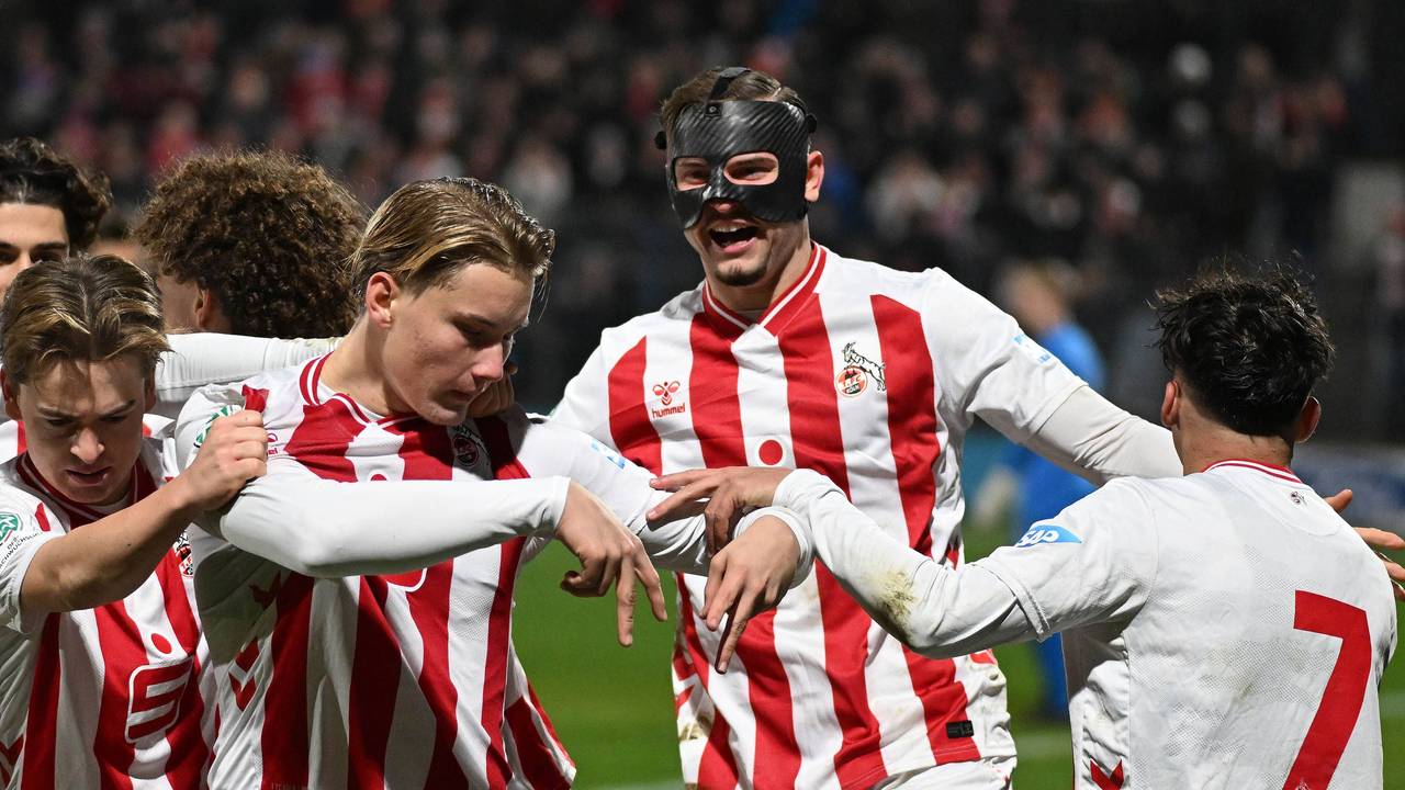 Die Spieler der U19 des 1. FC Köln jubeln gemeinsam.