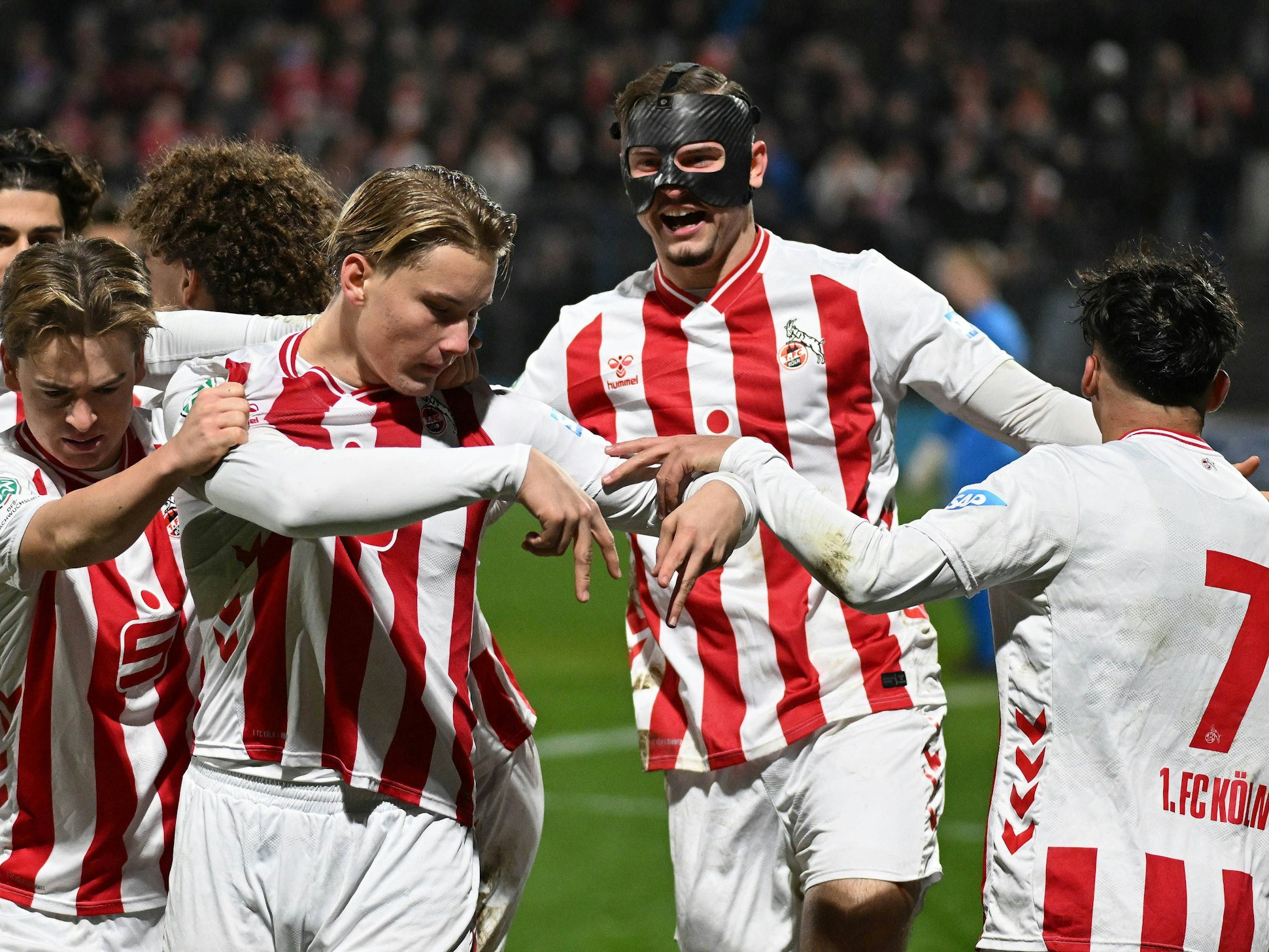 Die Spieler der U19 des 1. FC Köln jubeln gemeinsam.