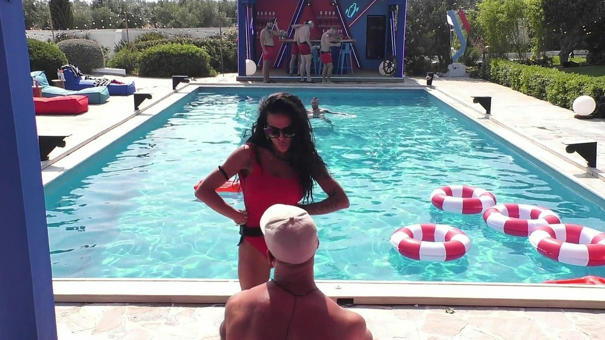 Elena stellt den vermeintlichen Lügner Johannes zur Rede. (Bild: RTL)