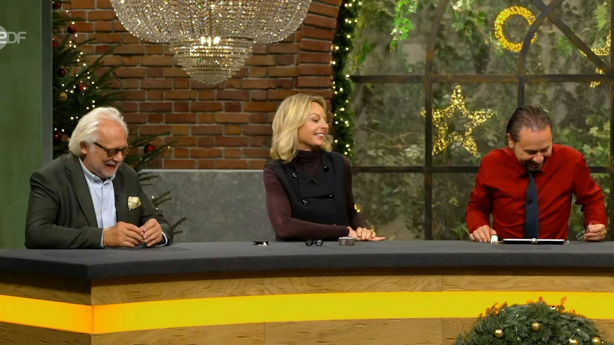 Ups, dieser Versprecher hätte die „Bares für Rares“-Händlerin Susanne Steiger teuer zu stehen kommen können. Denn im Eifer des Gefechts hängte sie bei der Verhandlung ein paar Nullen zu viel an ihr Gebot.
(Bild: ZDF)