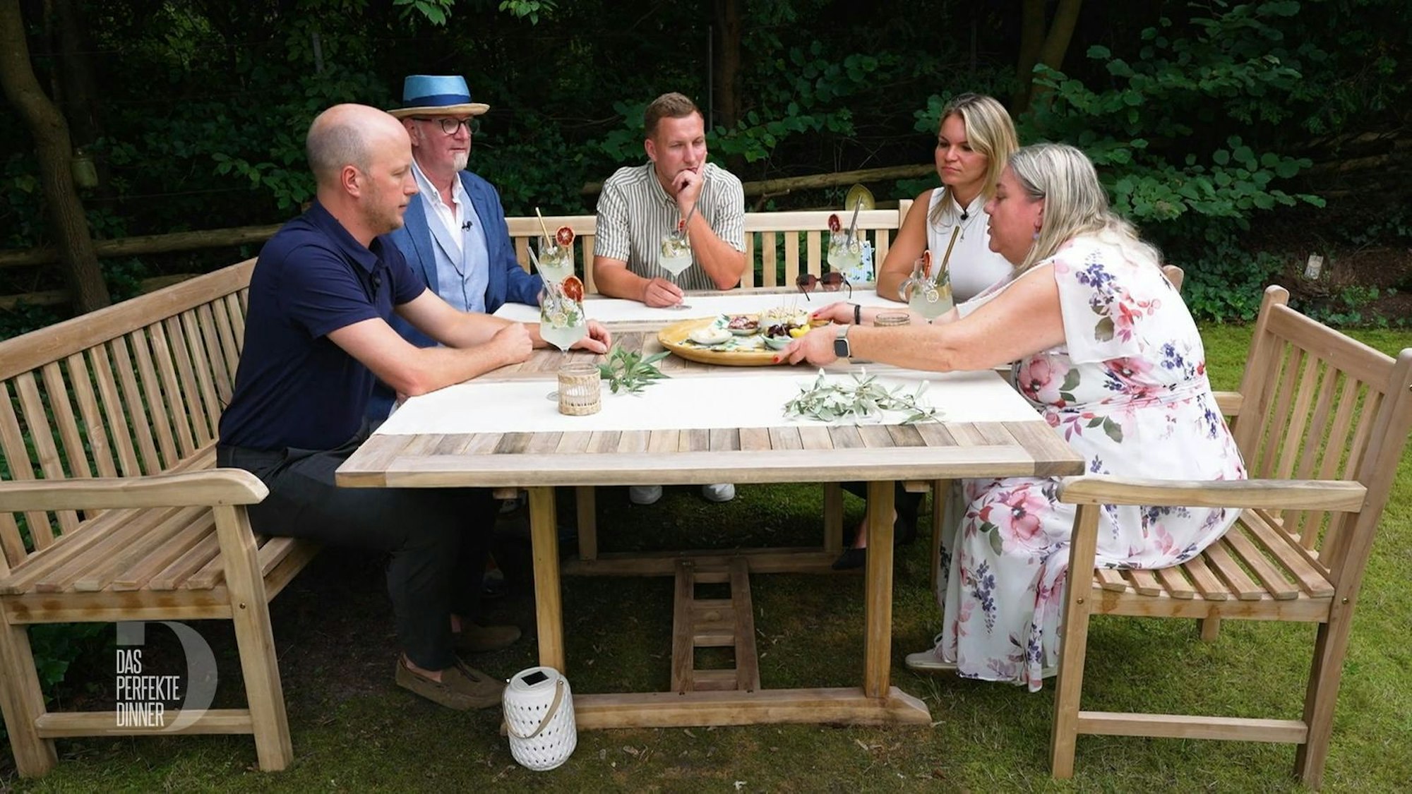 Mit kleinen Köstlichkeiten aus Italien dürfen Jonas, Heiner, Mirko und Larissa die Wartezeit bis zur Vorspeise überbrücken.
(Bild: RTL)