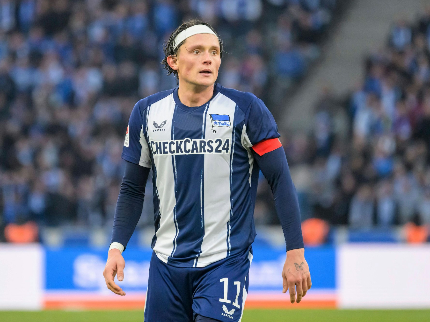 Fabian Reese steht im Trikot von Hertha BSC auf dem Spielfeld.