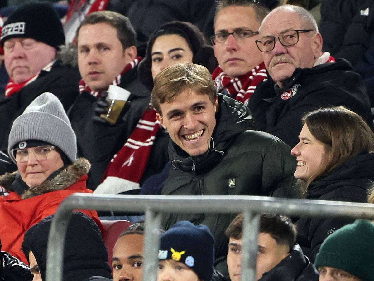 Timo Hübers (1. FC Köln) auf der Tribüne im Rhein-Energie-Stadion am 22. November 2025.