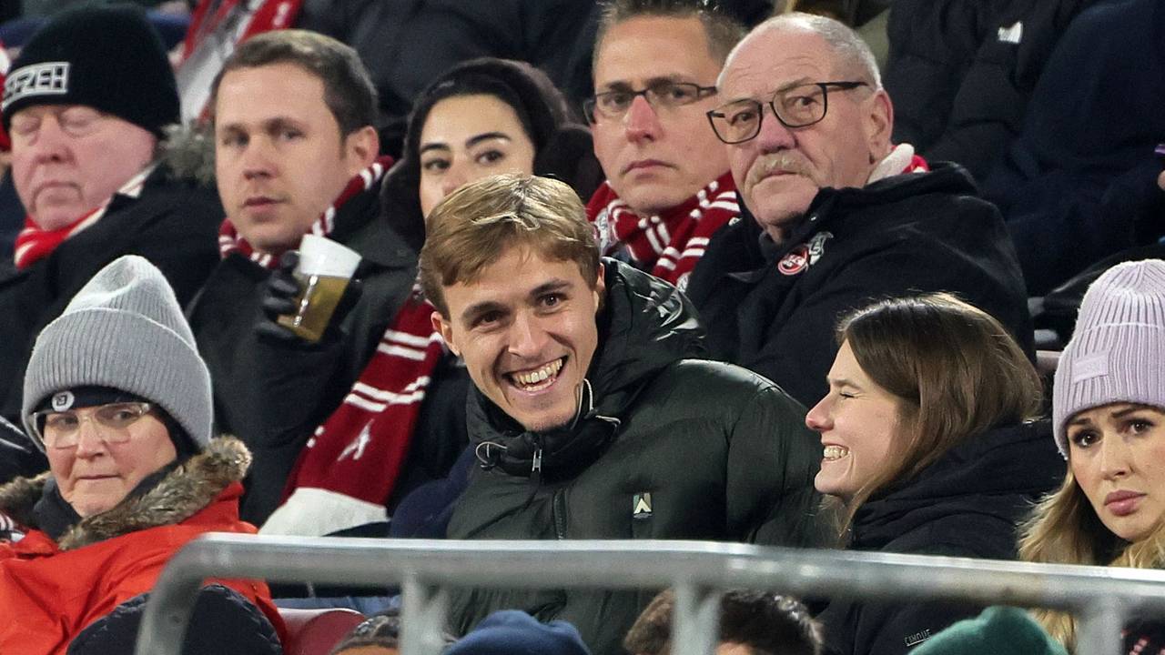 Timo Hübers (1. FC Köln) auf der Tribüne im Rhein-Energie-Stadion am 22. November 2025.