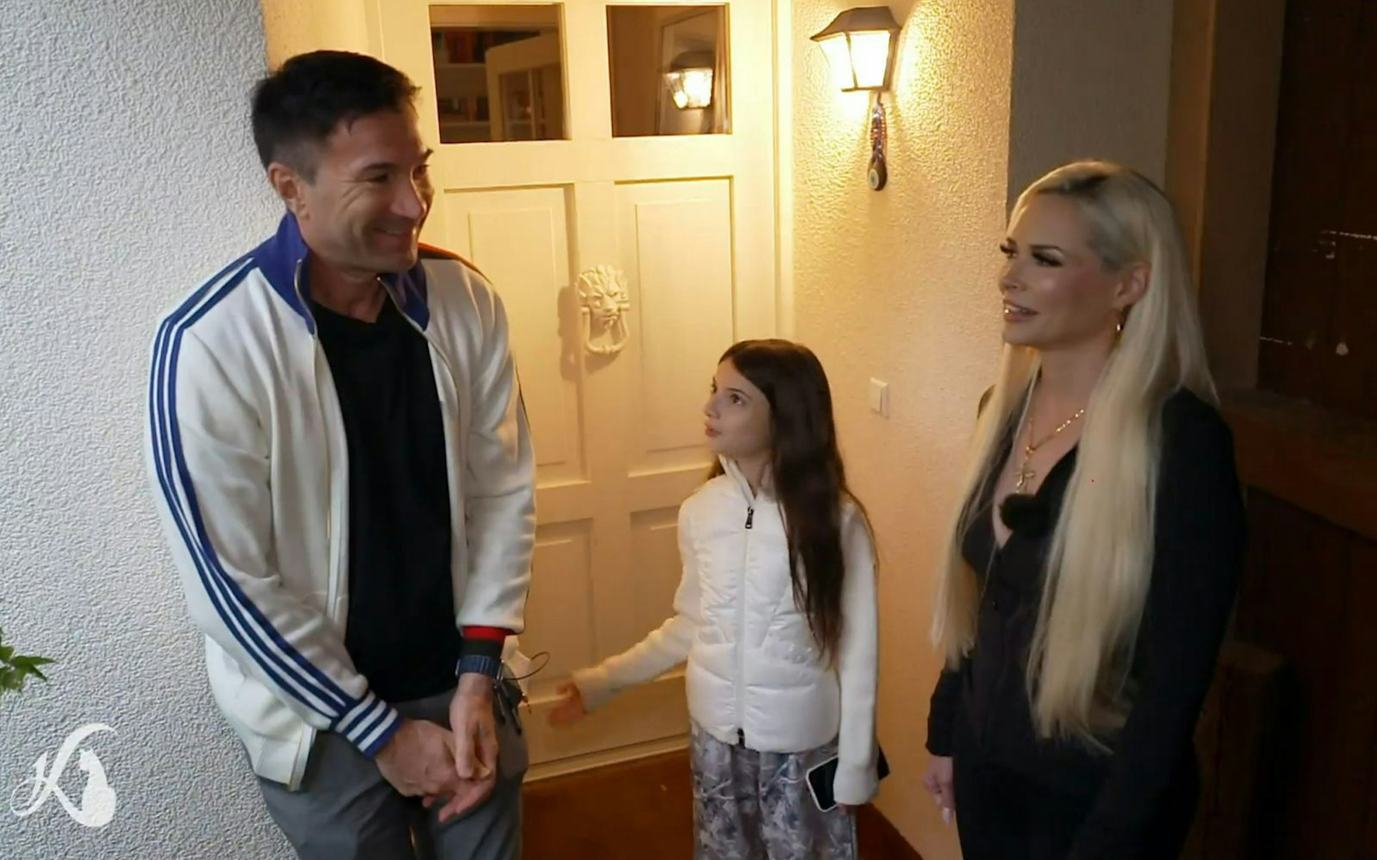 Im Schwarzwald wagten Lucas Cordalis, Tochter Sophia und Daniela Katzenberger eine Reise in die Vergangenheit. (Bild: RTL)